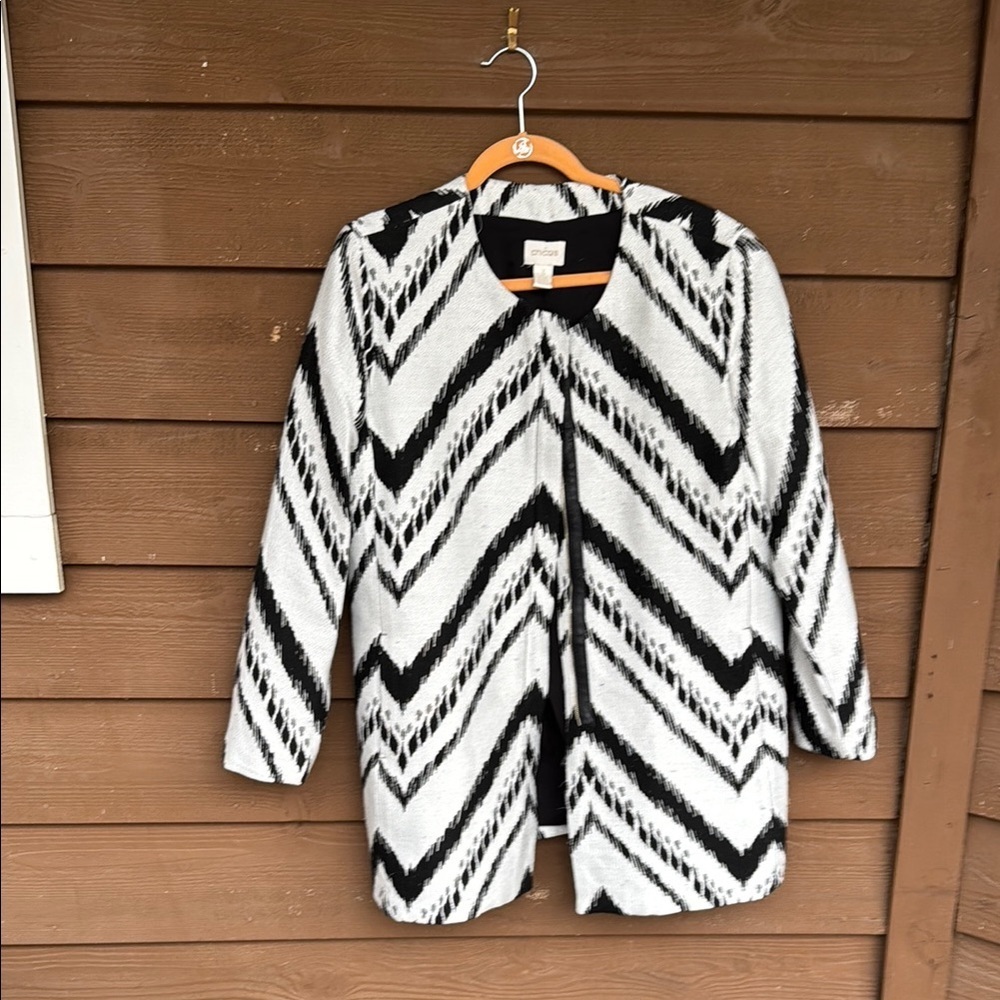 Chicos white and black designed zip overcoat with pockets size 3 (XL)